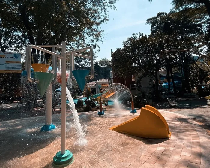 Kolam Renang Outdoor Utama